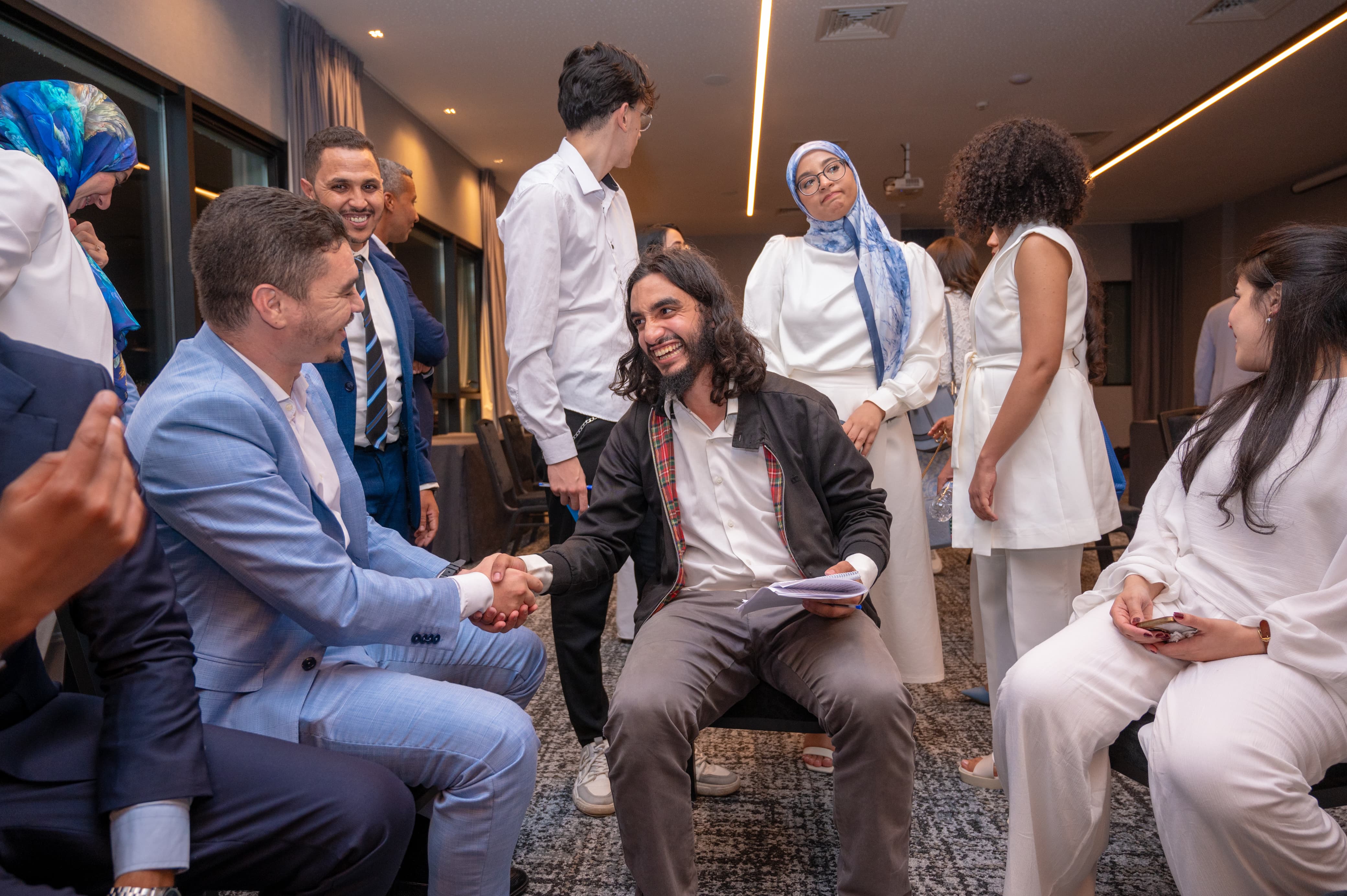 Participants partageant une poignée de main
