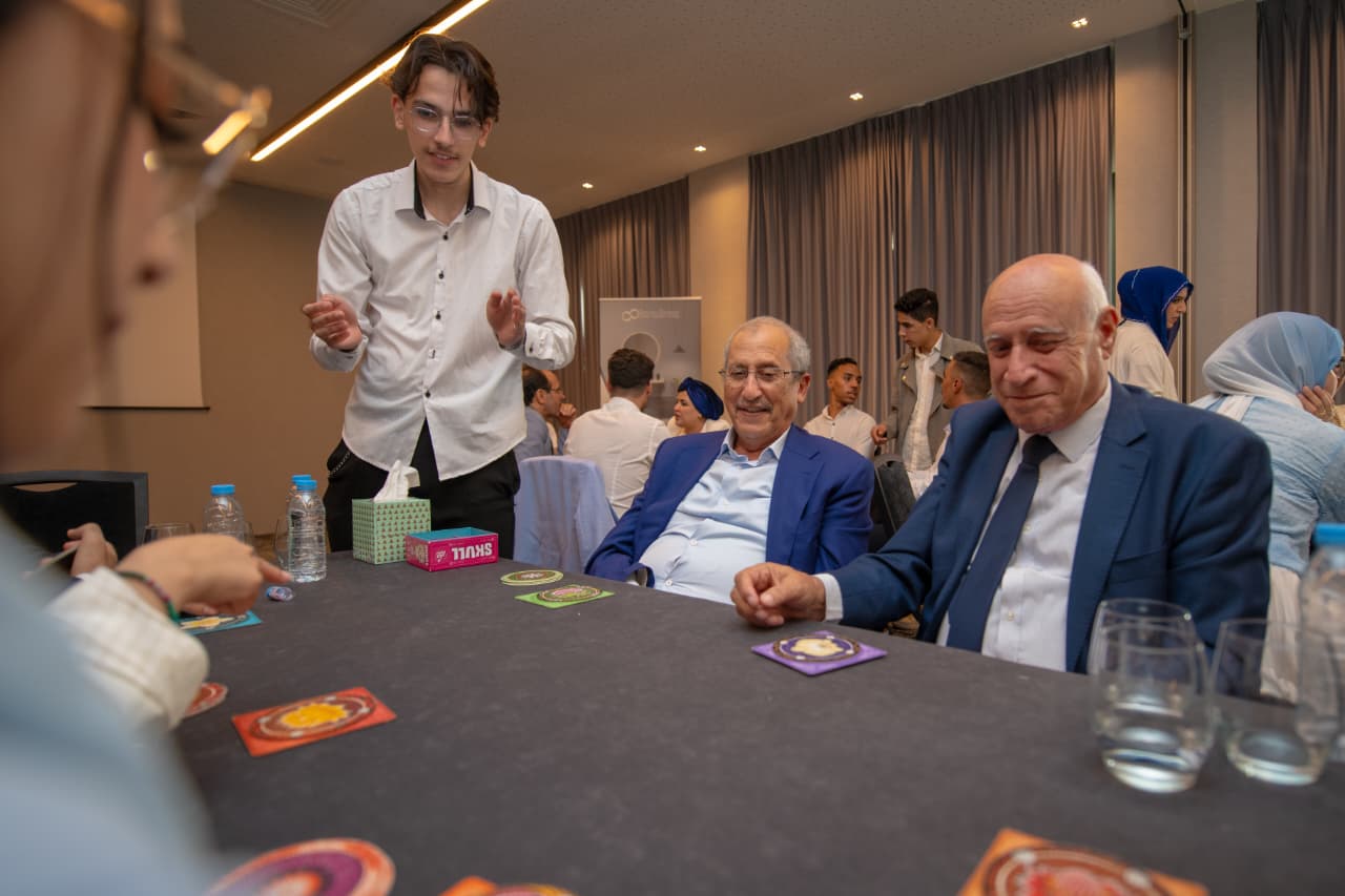 Joueurs concentrés autour d'une partie